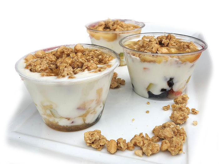 יוגורט עם גרנולה